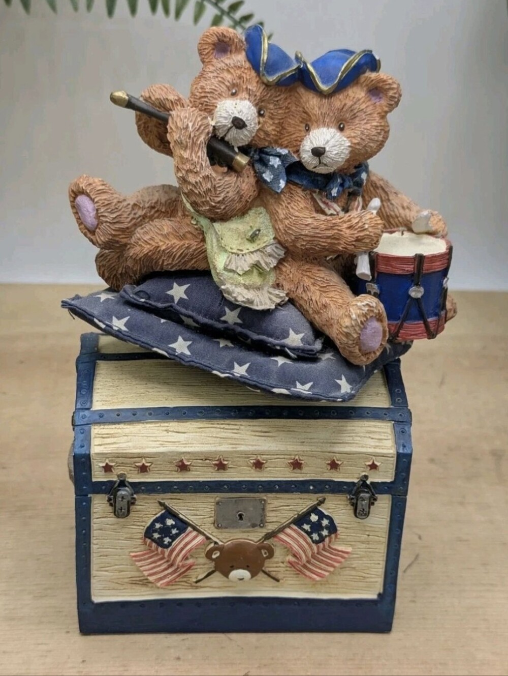 Vintage Russ Berrie "Ode To America" Music Box Floating Flag Effect "Toyland"